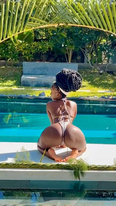 Riri.x (@Post_Rion) Sexy Poolside Photos