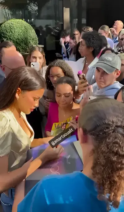 Video: Braless Zendaya Nip Slip while Signing Autographs for Fans